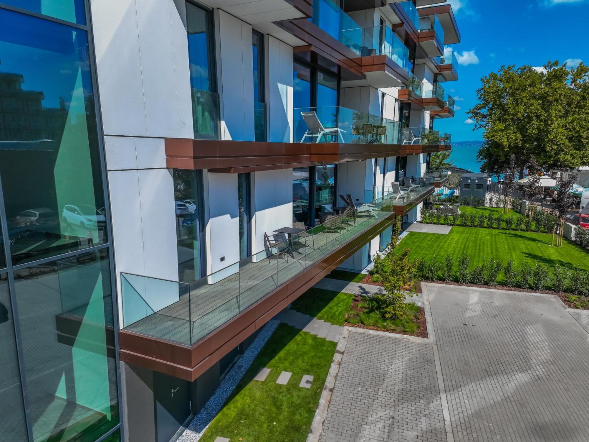 Bj81 Suite Hotel Шиофок Экстерьер фото
