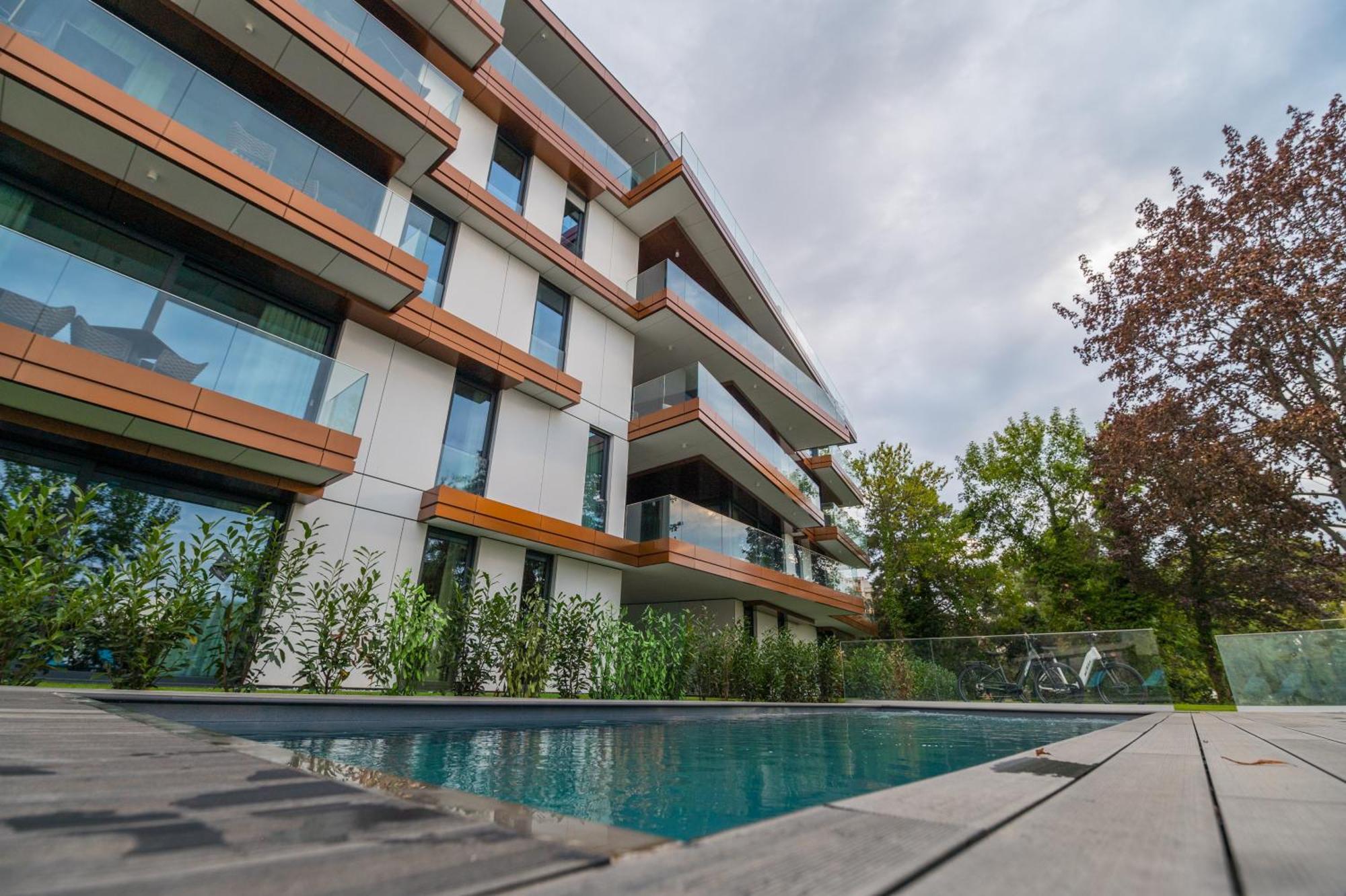 Bj81 Suite Hotel Шиофок Экстерьер фото