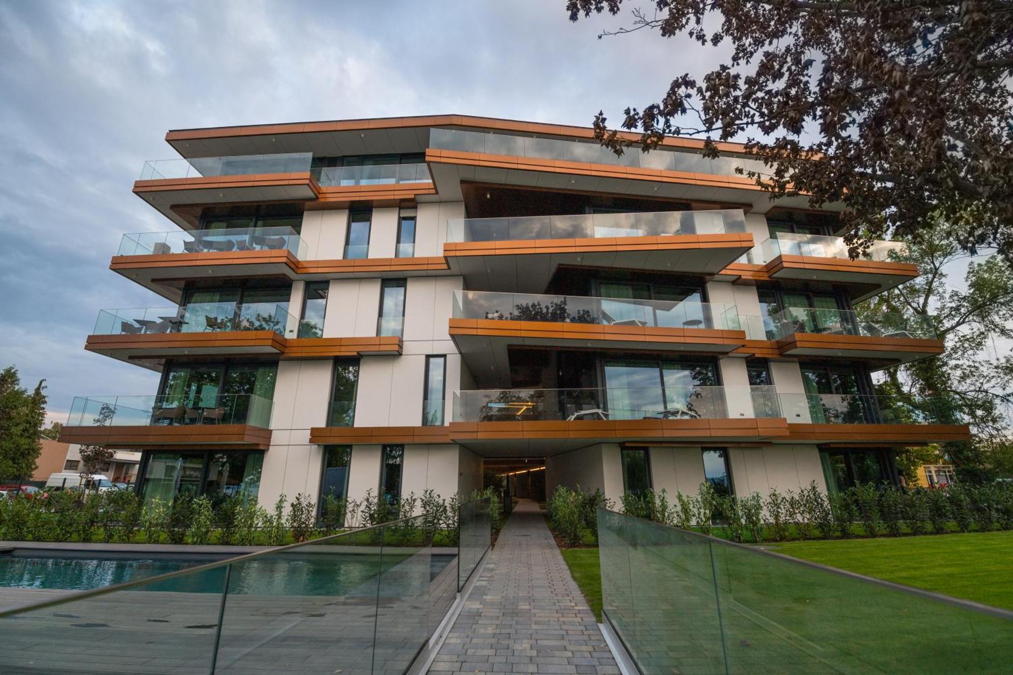Bj81 Suite Hotel Шиофок Экстерьер фото