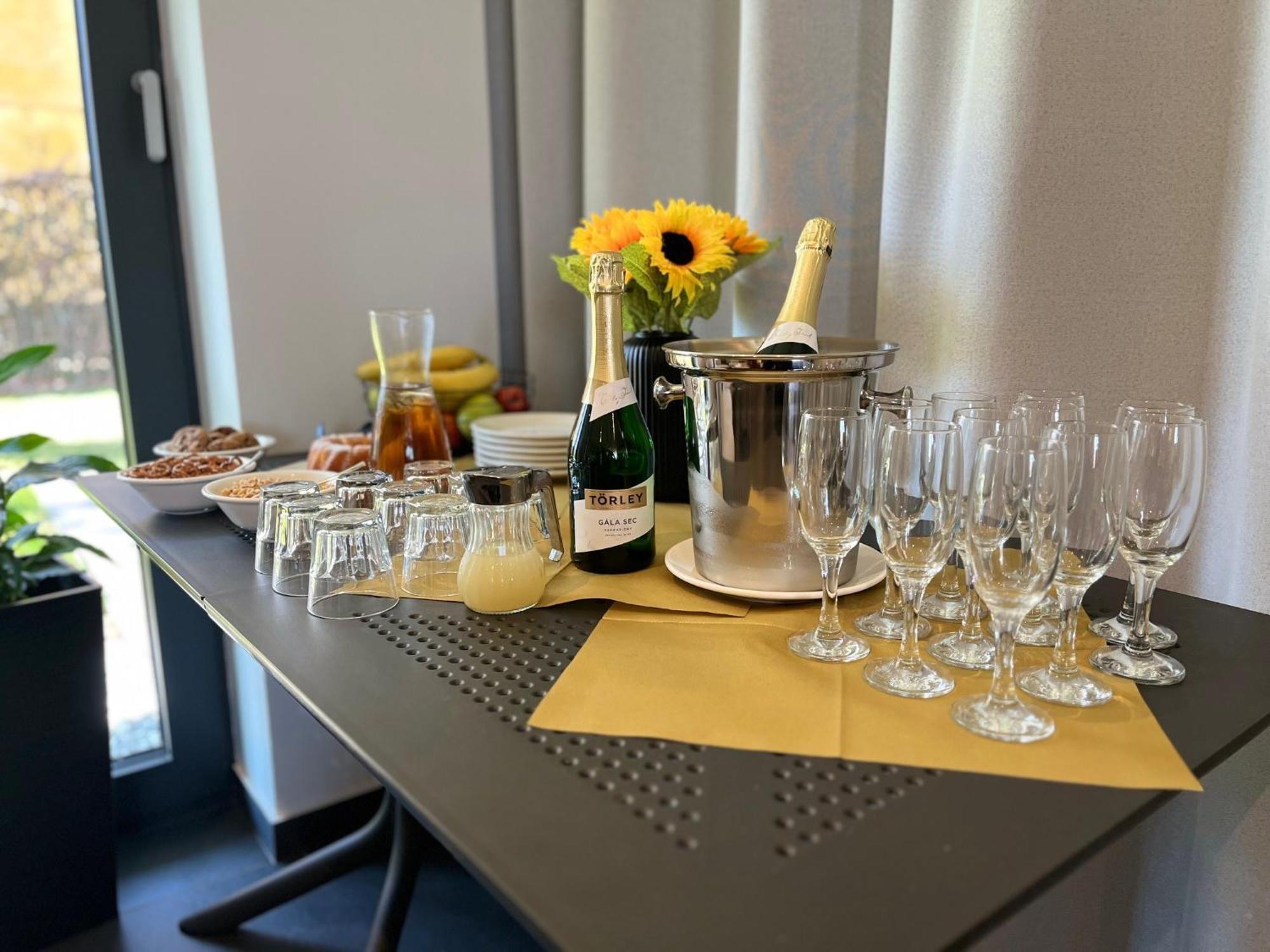 Bj81 Suite Hotel Шиофок Экстерьер фото
